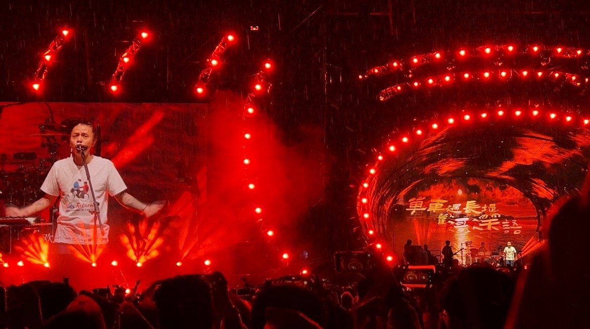 五一假期線下演出市場火爆 黃牛票價大漲與周邊消費“狂飆”現象剖析